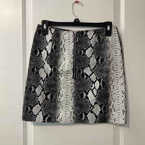 Snakeskin Print Mini Skirt Size S Black White Faux Leather Zip Front